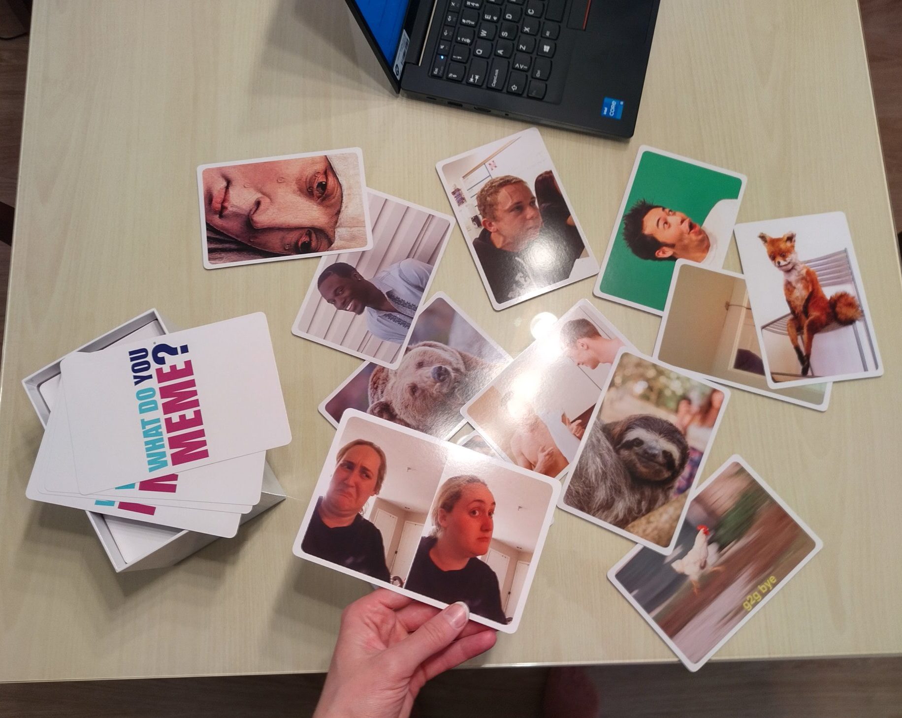 Meemikortit virittävät tunnelmaa.