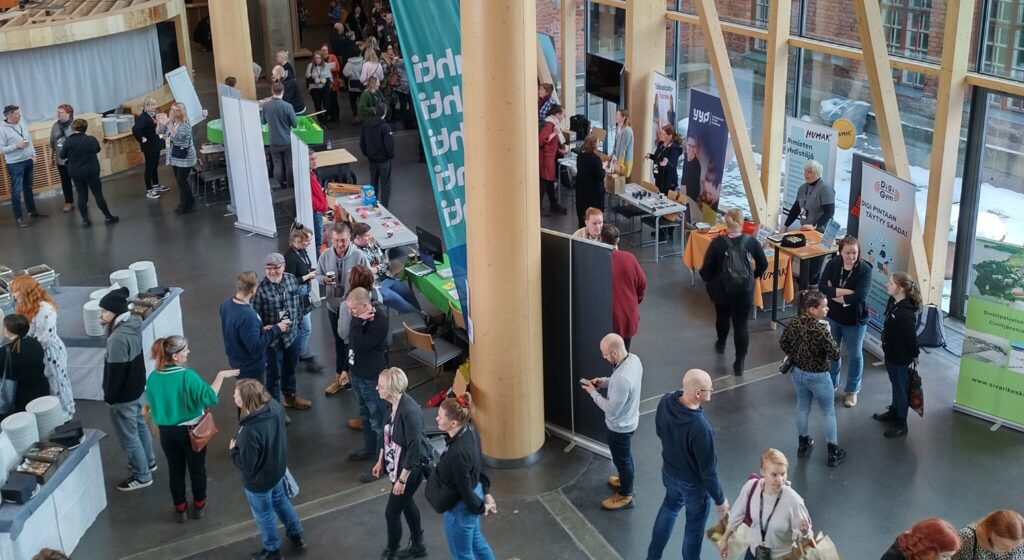 Ihmisisä Into-tapahtumassa.